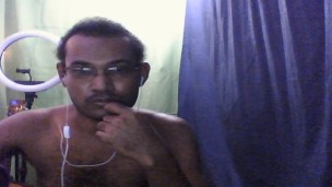 Hombre desnudo, atractivo y sensual haciendo show webcam live