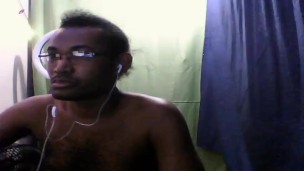 Hombre desnudo, atractivo y sensual haciendo show webcam live