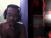 Hombre desnudo, atractivo y sensual haciendo show webcam en directo