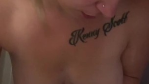 Meio-irmão e meia-irmã dividem banho juntos as coisas ficam um pouco molhadas 