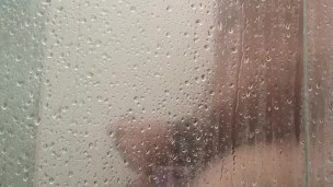 Punheta no banheiro da sogra