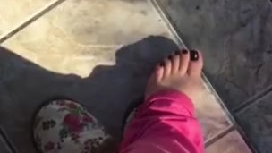@tici_feet IG tici feet tici_feet walking, black toenails