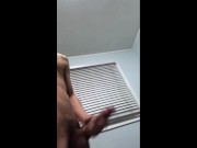 éjacule sur le sol