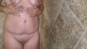 Horny wife Sukie rea shower time!