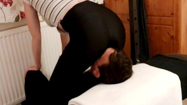 Facesitting babe in spandex leggings needs a seat!! Femdom smothering!! Facechair!!