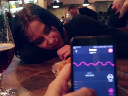 I took control of my stepsister's vibrator in the bar and brought her to orgasm.