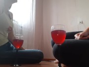 ПОСЛЕ ПАРЫ БОКАЛОВ ВИНА ЗАНЯЛАСЬ СЕКСОМ С ЛУЧШЕЙ ПОДРУГОЙ МОЕЙ МАМЫ. 3/16