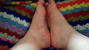 Gioco con le piante dei miei piedi, simulazione footjob, gioco con la saliva e ti tratto da schiavo!