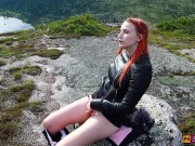 Девушка решила расслабиться, помастурбировать свою киску и получить оргазм высоко в горах! 11/16