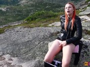 Девушка решила расслабиться, помастурбировать свою киску и получить оргазм высоко в горах! 12/16