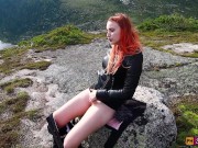 Девушка решила расслабиться, помастурбировать свою киску и получить оргазм высоко в горах! 14/16