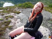 Девушка решила расслабиться, помастурбировать свою киску и получить оргазм высоко в горах! 9/16