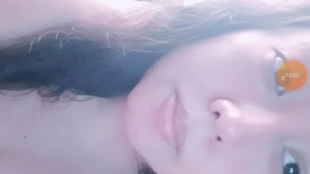 Me tocando porque estou sozinha, preciso de pau urgente - Vídeo de sexo grátis - RedTube