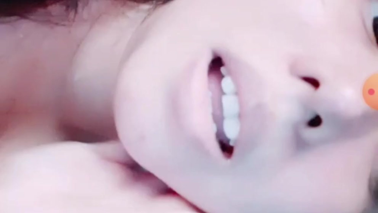Me tocando porque estou sozinha, preciso de pau urgente - Vídeo de sexo grátis - RedTube