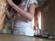 Трахнула её в гостях на кухне, пока никто не виде 1/16