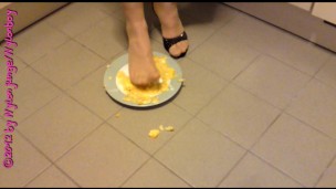Apfelmus mit High Heel (Crushing)