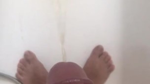 Je pisse juste avant mon bain