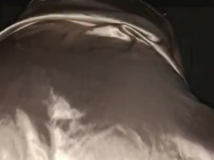 Žhavá manželka v saténu jede v sedle