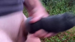 ПАРЕНЬ ДРОЧИТ САМОДЕЛЬНОЙ ВАГИНОЙ на природе и ЯРКО КОНЧАЕТ