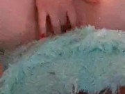 Amateur babe fucks her pretty pussy