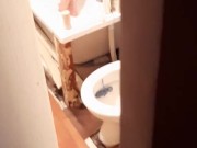 Посмотрела, как моя девушка моется в душе и не удержалась, чтобы не трахнуть её смесителем. 1/16