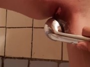 Посмотрела, как моя девушка моется в душе и не удержалась, чтобы не трахнуть её смесителем. 14/16