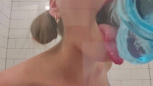 Cam Cutie Shows Off Long Tongue In Kinky Spit Show