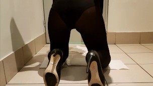 Cute puta masturbação no trabalho