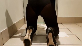 Cute puta masturbação no trabalho