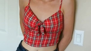 Beautiful garota entra sorrateiramente no meu quarto para fazer sexo oral