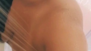 Latina tomando banho