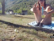 PANDA VLOG # 1: DIETRO LE QUINTE, TETTONA ITALIANA MOSTRA I PIEDI AL PARCO 8/16