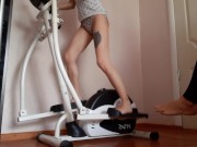 Тренер меня трахнул во время занятия на орбитреке и довёл до оргазма. 1/16