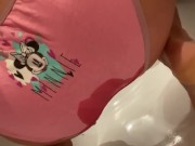 Детка писает в трусы и дрочит свою киску. - Screenshot 7 of 16 - Piss
