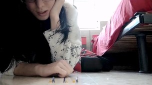 Trailer FX Colegiala encoge matones para aplastarlos y tragarlos Giantess video