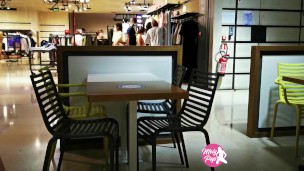 Une petite étudiante se dévoile dans un centre commercial