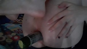 Femboy dá prazer a si mesma com um pepino até escancarado 