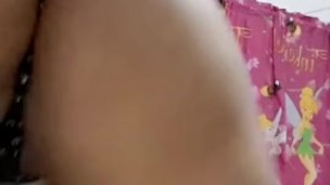 La pandemia me tiene loca y caliente, muevo el culo y muestro mi ano.