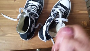 Cumming on her small sexy Converse