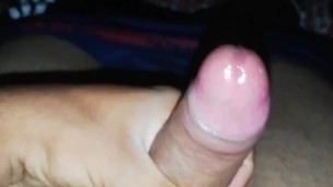 Acabo y tapó la cámara en media masturbación
