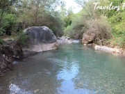 Je le suce dans la rivière et ça me rend toute mouillée 1/16