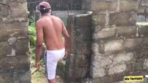 Maman en ébène et se fait prendre en plein air par le copain de sa fille