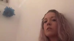 BLONDE FUCKS HERSELF IN THE SHOWER