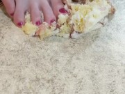 Cake crushing 
