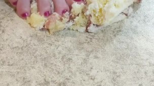 Cake crushing 