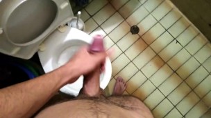 Ich bringe Sperma mit langsamen Bewegungen