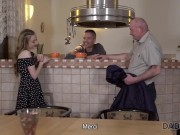 DADDY4K. Fat senior chauve reçoit une pipe d'un modèle exceptionnel 3/16