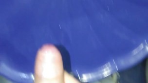 Парень дрочит