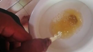 Orino su cara me la follo en el baño publico