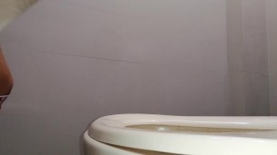 Grabo a mi mejor amiga orinando de pie en mi baño.
